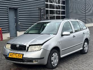 damaged passenger cars Skoda Fabia 1.4i 16V Combi/o 4Dr Benzine 1.390cc 55kW (75pk) FWD 2003/4