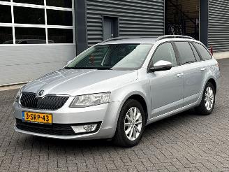 damaged passenger cars Skoda Octavia 1.6 TDI GreenTec 16V Combi/o 4Dr Diesel 1.598cc 77kW (105pk) FWD 2013/12