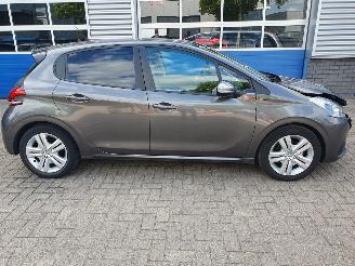 Peugeot 208 1.2 PureTech Signature picture 6
