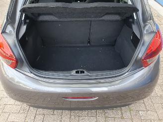 Peugeot 208 1.2 PureTech Signature picture 24
