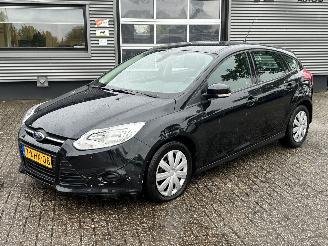 skadebil auto Ford Focus 1.0 EcoBoost Trend 5drs 2013/4