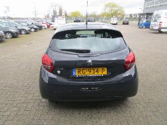 Peugeot 208 1.2 PURE TECH BLUE LION 5DRS picture 4