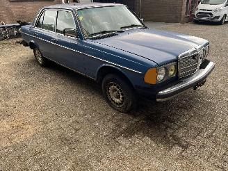 skadebil auto Mercedes 200-300D 300 D.AUTOMAAT   usa import. 1983/4