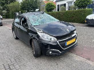 Salvage car Peugeot 208 1.2 VTi Allure 2019/3