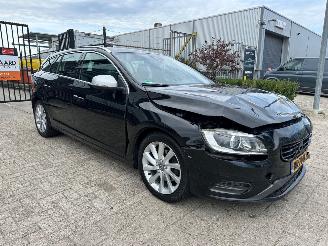 krockskadad bil auto Volvo V-60 2.0 T3 Summum 2017/4