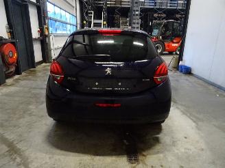 Peugeot 208 1.2 VTI picture 2