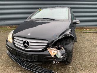 uszkodzony samochody osobowe Mercedes B-klasse 1.7 B-170 16V Hatchback  Benzine 1.699cc 85kW (116pk) FWD 2005-03/2011-11 (245.232) M266940 2005/12