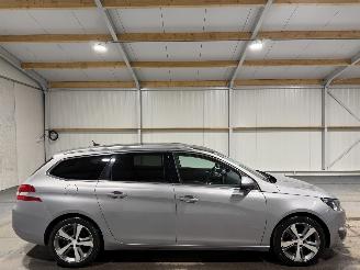 damaged passenger cars Peugeot 308 1.2 e-THP 96 KW Airco Premiere 2015/1