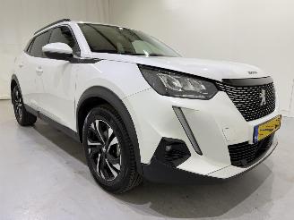 Vaurioauto  passenger cars Peugeot 2008 1.2 Blue Lease Allure 2021/10