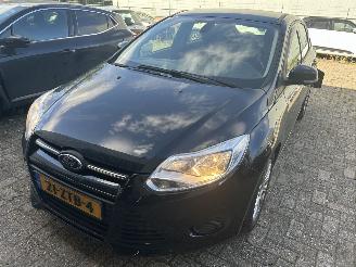 krockskadad bil auto Ford Focus 1.6 TDCI   5 Drs 2013/2