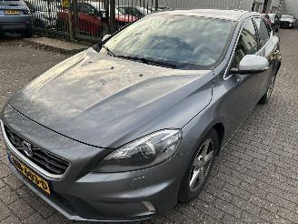 Vaurioauto  passenger cars Volvo V-40 2.0  D2   R -Design 2015/12