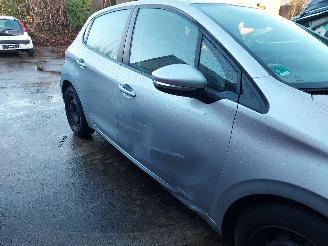 Peugeot 208  picture 7