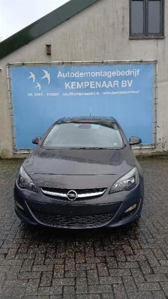 Coche siniestrado Opel Astra Astra J (PC6/PD6/PE6/PF6) Hatchback 5-drs 1.6 16V (A16XER(Euro 5)) [85=
kW]  (12-2009/10-2015) 2014
