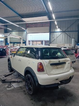Mini Mini Mini (R56) Hatchback 1.4 16V One (N12-B14A) [70kW]  (11-2006/03-2010) picture 3