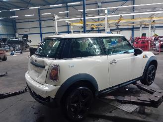 Mini Mini Mini (R56) Hatchback 1.4 16V One (N12-B14A) [70kW]  (11-2006/03-2010) picture 4
