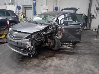 Dezmembrări autoturisme Toyota Prius Prius Plus (ZVW4) MPV 1.8 Hybrid 16V (2ZRFXE) [100kW]  (05-2011/...) 2013