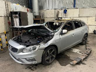 Vrakbiler auto Volvo V-60 V60 I (FW/GW) Combi 2.4 D6 20V AWD Twin Engine Plug-in Hybrid (D97PHEV=
(Euro 6)) [206kW]  (03-2015/05-2018) 2015/12