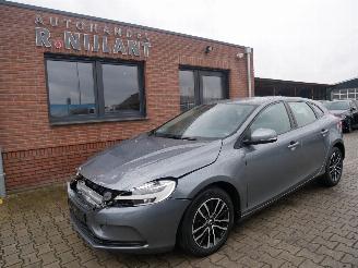 Damaged car Volvo V-40 MOMENTUM LED 2019/6
