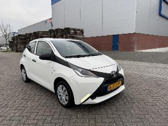 Voiture accidenté Toyota Aygo 1.0 VVT-i 51Kw AIRCO 2015/9
