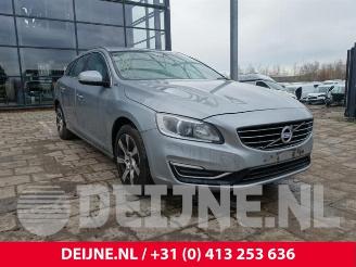Coche siniestrado Volvo V-60 V60 I (FW/GW), Combi, 2010 / 2018 2.4 D6 20V Plug-in Hybrid AWD 2013/5