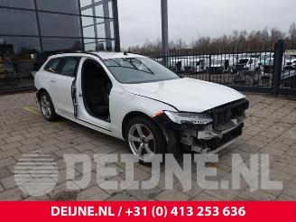 Coche siniestrado Volvo V-90 V90 II (PW), Combi, 2016 2.0 B6 Mild Hybrid AWD 2022/4