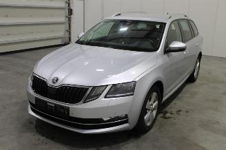 damaged passenger cars Skoda Octavia  2019/9
