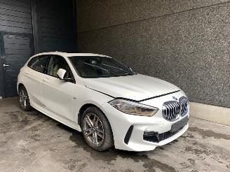 Coche siniestrado BMW 1-serie (F40) Hatchback 2019 118i 1.5 TwinPower 12V Hatchback  Benzine 1.499cc 103kW 2020/7