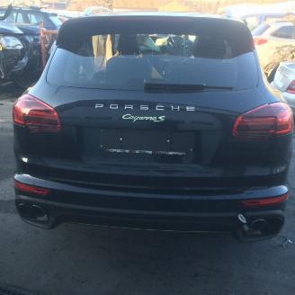 skadebil auto Porsche Cayenne HYBRIDE 2016/1