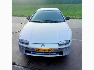 Coche siniestrado Mazda 323 323 F (BA14), Coupe, 1994 / 1998 1.5i GLX,GT 16V 1999/1