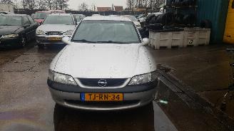 ocasión turismos Opel Vectra Vectra B (36) Sedan 1.6 16V Ecotec (X16XEL) [74kW]  (10-1995/09-2000) 1998/5