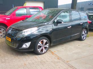 damaged passenger cars Renault Scenic bose 7 persoons 2011/3