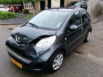 Vaurioauto  passenger cars Peugeot 107 1.0-12V XS 2011/8
