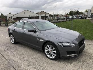 Voiture accidenté Jaguar XF 2.0 D 2016/7