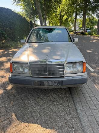 Mercedes 200-serie 230 E picture 1