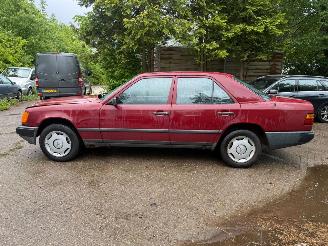 Sloopauto Mercedes 200-serie 230 E 1986/1
