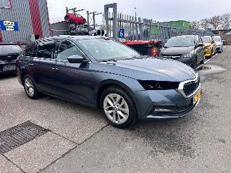 uszkodzony samochody osobowe Skoda Octavia 1.0 eTSI / DSG 2020/11